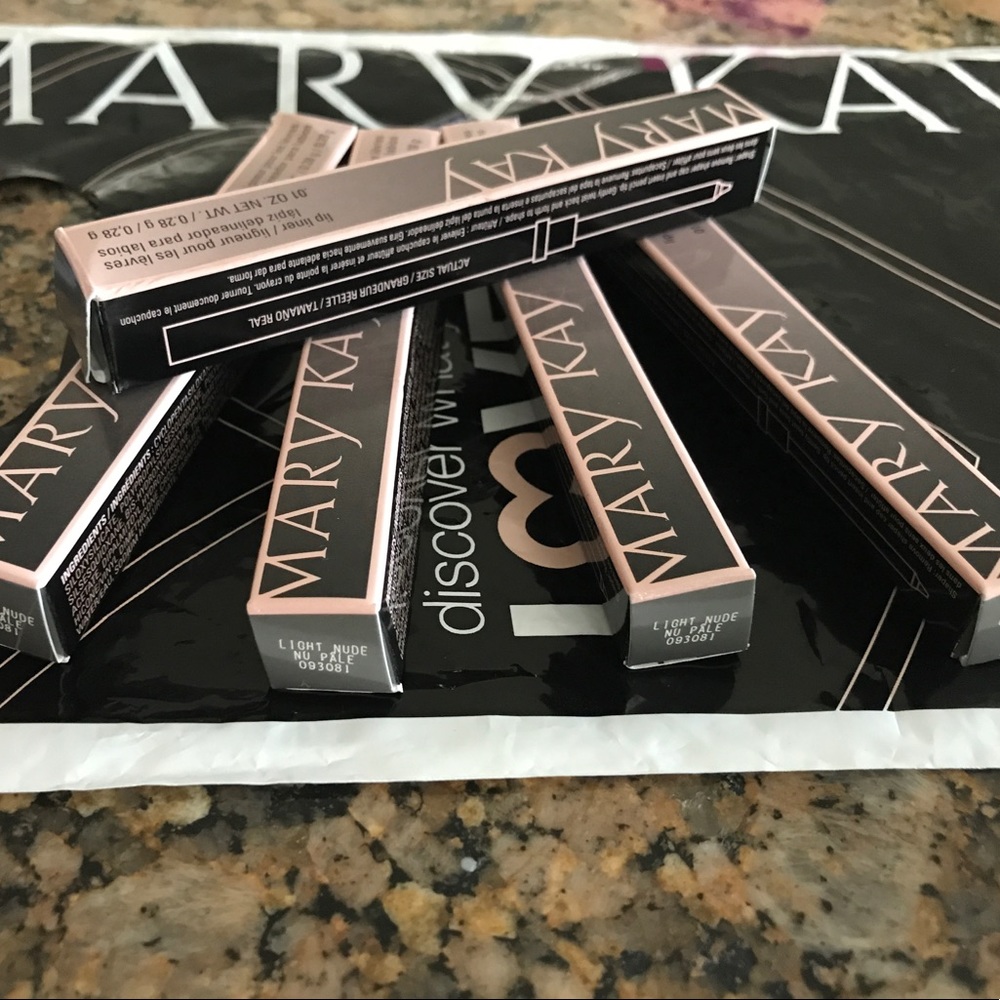 🎁Brand New Mary Kay Lipliner - Light Nude💋